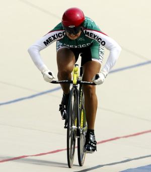 La mexicana Nancy Contreras se proclamó campeona de la prueba de 500 metros contrarreloj de ciclismo en pista, en los XIV Juegos Panamericanos de Sano Domingo'03.
