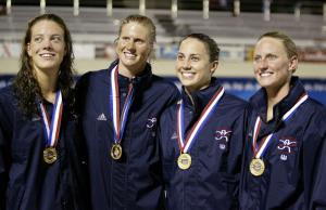 El equipo de EU obtuvo la medalla de oro en los 4 x 100 en natación.