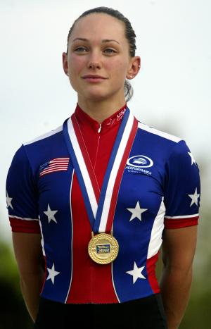 Tanya Lindenmuth de EU subió al podio para recibir la medalla de oro por haber ganado en e contrarreloj en ciclismo.