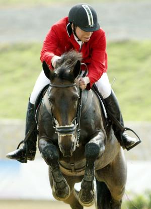 Federico Fernández cabalga su caballo 'Bohemio' en las pruebas clasificatorias en las competecnias ecuestres por equipo.