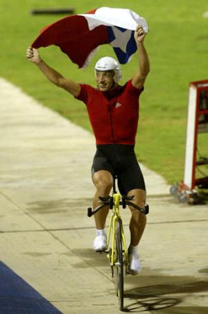 El cileno MarcoAarriagada festeja la medalla de oro que su equipo consiguio en la persecución en ciclismo.