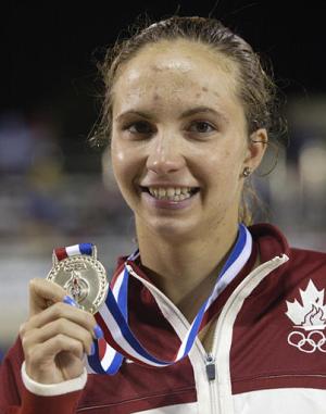 La canadiense Audrey Lacroix de Canadá obtuvo la mellda de plata en los 100 metros mariposa