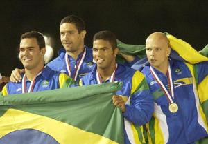 El equipo de Brasil ganó la medalla de oro en los 4 x 100 en natación.
