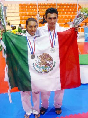 Los hermanos Marlén y José Luis Ramírez festejaron juntos su triunfos en Santo Domingo '03
