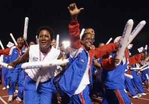 Los sambistas formaron también la escolta de baile del desfile de los atletas dominicanos y brasileños que recorrieron la arena del Juan Pablo Duarte para comenzar la fiesta.