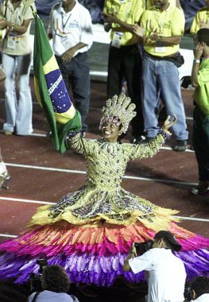 Después, el cantante brasileño Alexandre Pires le imprimió un alegre y colorido toque de samba brasileira que hizo bailar a los dominicanos.