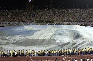 Momentos después se desplegó en el césped del estadio una gigantesca tela con la imagen de Río de Janeiro, de 17.000 metros cuadrados, que fue presentada como el tejido mayor del mundo, que dio paso al desfile de la escuela 'Mangueira'.