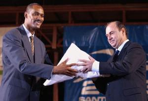 El alcalde de Río de Janeiro, Cesar Maia, recibió la bandera de la Organización Deportiva Panamericana (ODEPA) como ciudad que organizará los XV Juegos de 2007. 
El alcalde de Santo Domingo, Roberto Salcedo, entregó la bandera a Maia, que la besó luego cinco veces.