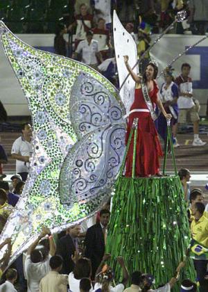 Juan Luis Guerra , su sobrina y Miss Universo 2003, la dominicana Amelia Vega, fueron las estrellas principales en la clausura de los Juegos Panamericanos.

 Vega, de 18 años, regresó por primera vez a su país tras ser coronada la mujer más bella del mundo el pasado junio en Panamá y recibió la simbólica primera medalla de los Juegos, tras irrumpir en el estadio Juan Pablo Duarte sobre una plataforma móvil, con unas grandes alas de mariposa.