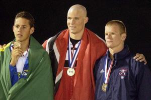 George Bovell, de Trinidad y Tobago se llevó el oro en los 200 metros, el posa junta a los medallistas de plata y bronce Thiago Pereira y Eric Donnelly.