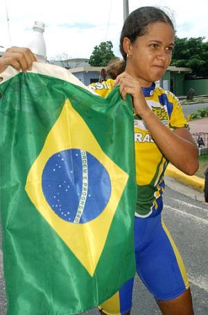 La brasileña Janildes Silva festeja su medalla de plata en la competencia de 85 kgs en el ciclismo.