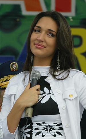 La miss Universo Amelia Vega derramó unas cuantas lágrimas ante el recibimiento que le ofreció el publo dominicano, Amelia llegó a Santo Domingo para participar en la ceremonia de clausura.