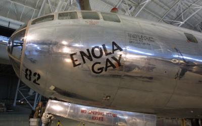 El Enola Gay fue donado al museo en 1949 y se almacenó durante varios años en la base aérea de Andrews (Maryland), antes de desmontarse en 1960.