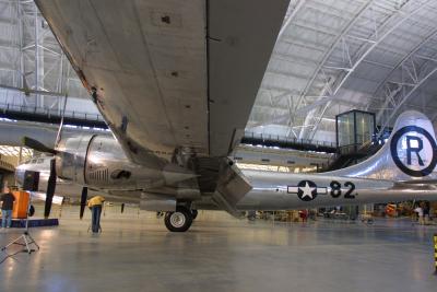 El personal del museo empleó más de 30.000 horas en restaurar el aparato, dotado con motores especiales y puertas de apertura rápida para arrojar las bombas con mayor facilidad. El avión es uno de los quince B29 modificados específicamente para lanzar la bomba atómica.