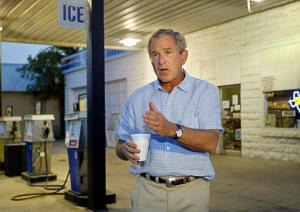 El presidente de Estados Unidos, George W. Bush, interrumpió un juego de golf y regresó a su rancho para ser informado sobre el ataque con coche bomba contra la sede de las Naciones Unidas en Bagdad.