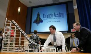 El informe dijo que funcionarios la NASA perdieron ocho oportunidades para encarar el problema del desprendimiento del trozo de aislante, que fue, según se estableció al final, la causa más probable de la tragedia.
  'Desde el principio, el comité encontró una consistente falta de interés en el trozo de aislante que golpeó al Columbia', dijo el informe. 'Los administradores de la NASA dijeron al comité que después del lanzamiento 'no se trató el tema de la seguridad del vuelo' y 'de todas maneras, no hubiéramos podido hacer nada''.