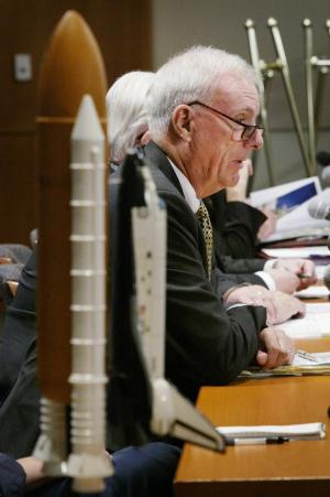 El presidente de la junta investigadora, almirante retirado Harold Gehman, dijo que en el curso de la pesquisa 'se identificaron numerosos fallos que tienden a desarrollarse en toda burocracia y que, ciertamente, afectaron a la NASA'.