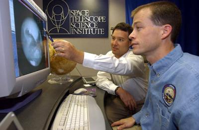 Los astrónomos estadounidenses Jim Bell (izq)  de la Universidad Cornell y Mike Wolff del Instituto de de Ciencia Espacial revisan las fotografías del planeta Marte tomadas por el 'Hubble Space Telescope'