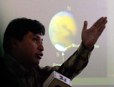 Los últimos datos dados a conocer por el Laboratorio Nacional de Los Alamos (EEUU) han sido unos mapas, calificados como 'espectaculares', en los que se detalla la distribución de hidrógeno en la superficie marciana, lo que puede significar la presencia de agua congelada.



En el gráfico: Un astrónomo imparte una conferencia sobre el acontecimiento en San Salvador
