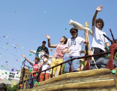 Faltando quince minutos para la una de la tarde, el desfile llegó a su destino final: el estadio Revolución, donde ya lo esperaba gran cantidad de personas además del grupo Ceniza y La Banda Las Rosas.