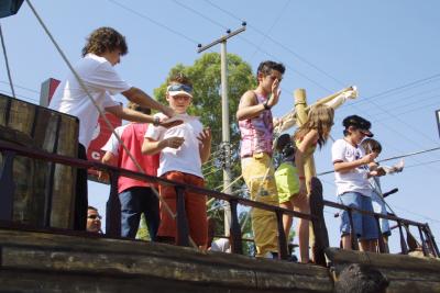 Además de los chicos de De Pocas Pulgas, la gente de la región se divirtió con la presencia de los payasos, hombres a caballo, una danza azteca, motociclistas, los jugadores del equipo de basquetbol Algodoneros de la Comarca, Las Guerreritas del Club Santos Laguna, bailarinas de Hawaiano, un carro alegórico de Harry Potter y hasta hombres haciendo ejercicio.