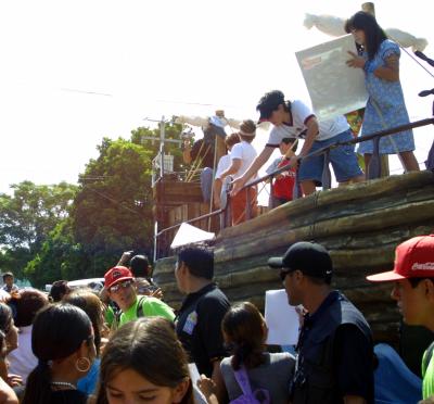 Los niños no se conformaban con ver pasar unos segundos a los artistas, hubo quienes no se separaron del carro alegórico hasta que lograron obtener un autógrafo.