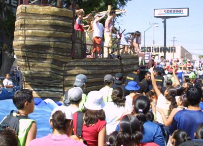 Muchas personas creyeron que lo iban a abordar por el lado de la Fuente del Pensador, pero cual fue su sorpresa, cuando vieron que a un barco rodante se acercaba por el lado de la Juárez y que sus pasajeros eran ni más ni menos que los pequeños artistas