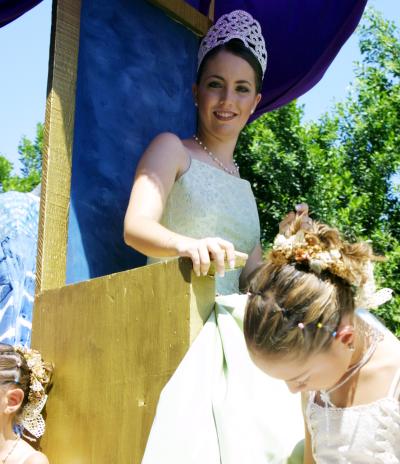 La Comarca se vistió de fiesta.  Su majestad la Reina Mariana I no podía faltar en el desfile.