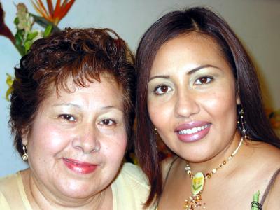 Olga Liliana López Espinoza con su mamá Laura E. de López anfitriona de su primera fiesta pre nupcial.