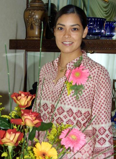 En la víspera de su enlace nupcial, la señorita Brenda Román Flores fue despedida de su vida de soltera.