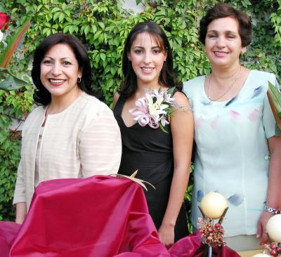 Diana González Martínez junto a las anfitrionas de su despedida, las señoras María Guadalupe Castellanos de Seáñez y Ángeles Martínez de González