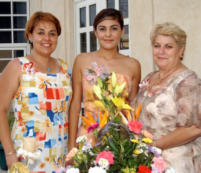 Teté Reyes acompañada de su cuñada Lupita Martínez de Villarreal y su futura suegra, María de los Ángeles Ceñal.