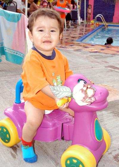 En la fiesta que se ofreció por su bautizo, fue captado el pequeño Diego Fernando hijo de Erick Galindo e Isela Ibarra Salazar