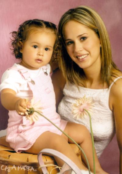 Luly Quintero Guerra a la edad de un año seis meses;  la acompaña su mamá Lulú G. de Quintero.