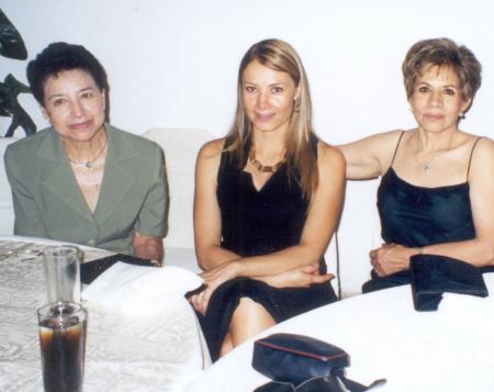 Carmen Maldonado, Lorena Ramos y Hortencia Maldonado en el banquete de boda de la pareja López-Tirado.