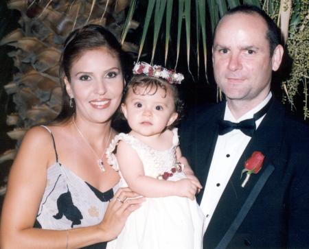 Claudia Chew de Urie y Mike Urie con su hijita Bárbara.