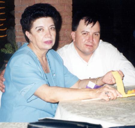 Laura Maldonado de Tirado con su hijo Guillermo Tirado Maldonado