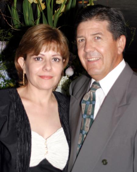 Asistieron a reciente festejo nupcial, Maru Rendón de Félix y Fernando Félix.