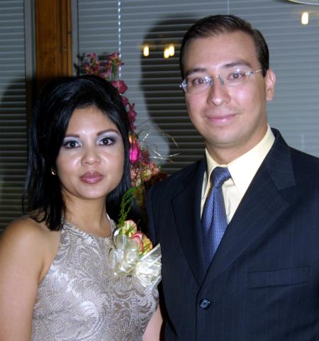 Karla Villarejo Meneses y Luis A. Nieto García fueron despedidos de su vida de solteros.