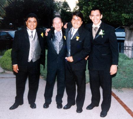 Salvador Pérez Barbosa con sus amigos Humberto Rodríguez, Héctor Aguilar y José Luis Pérez, quienes lo acompañaron el día de su boda.