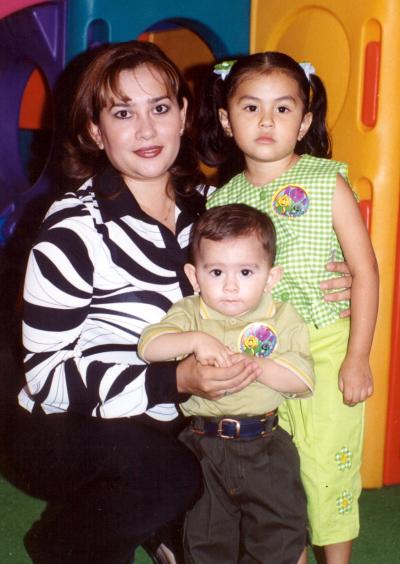 En un festejo infantil fueron captados Isela Burciaga de Martínez junto a sus hijos Daynna y Francisco Javier Martínez.