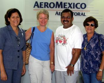 Luego de vacacionar en La Laguna, retornaron a Seatle, Lorenzo Cerna y Bárbara Cerna, fueron despedidos por Tere y Pepita Cerna.