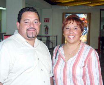  02 de septiembre  
Yolanda de Castillo partió a México para presentar su examen profesional, la despidió su esposo Mauricio Castillo.