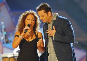 Gloria y Victor Manuelle, durante su presentación en los premios Grammy Latinos.