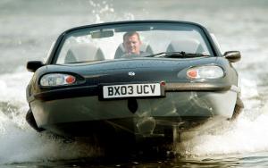 El auto forma parte de la serie Aquada Bond, pero la compañía no mencionó si esto es una referencia al popular personaje de Ian Fleming o había sido inspirado en el Lotus submarino que utilizó 007 en el film de 1977 'The Spy Who Loved Me'.