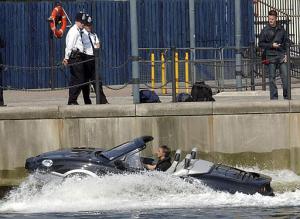 La velocidad en agua es notable tomando en cuenta que ningún anfibio 'legal' ha alcanzado los 10 kilómetros por hora, sin embargo, el ánimo se va al suelo al ver la factura del auto, que alcanza los 235 mil dólares, unos 2 millones 500 mil pesos mexicanos. El aspirante a poseedor del Aquada debe tomar en cuenta que el auto no tiene puertas, es hermético como la carcaza de los botes para evitar el agua en su interior.