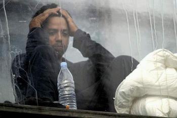 Blaine se encuentra desde el 05 de septiembre en una caja de metacrilato de dos metros de alto, dos de ancho y uno de fondo que quedará suspendida por una grúa junto al famoso 'Tower Bridge', el Puente de la Torre de Londres.