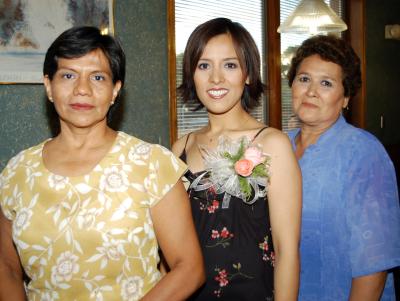 Sandra Natalia Hernández Ruiz con las anfitrionas de su primera despedida de soltera.