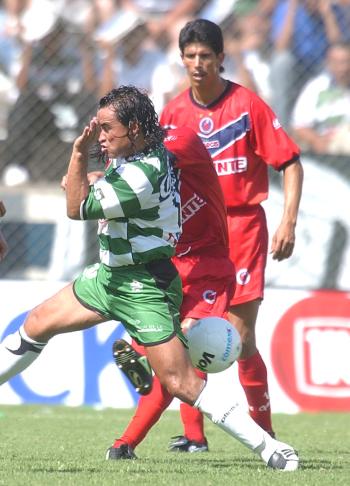 Apenas cuatro minutos más tarde,  José Antonio 'Tato' Noriega, quien llegó con el esférico controlado por el centro de la cancha y en cuanto encontró el espacio ideal sacó un disparo que desvió ligeramente el zaguero Isaac Terrazas para dejar sin oportunidad al portero argentino.