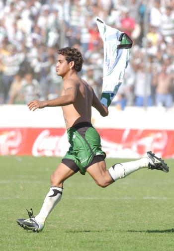El Pity festejó con los aficionados al correr por el campo con  una bandera del equipo